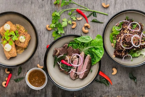 Bánh mì kẹp thịt và rau trên bàn gỗ