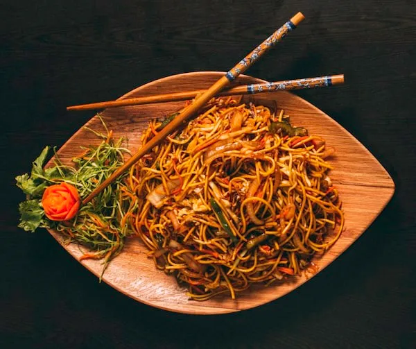 Bát phở bò tái chín với nước dùng trong